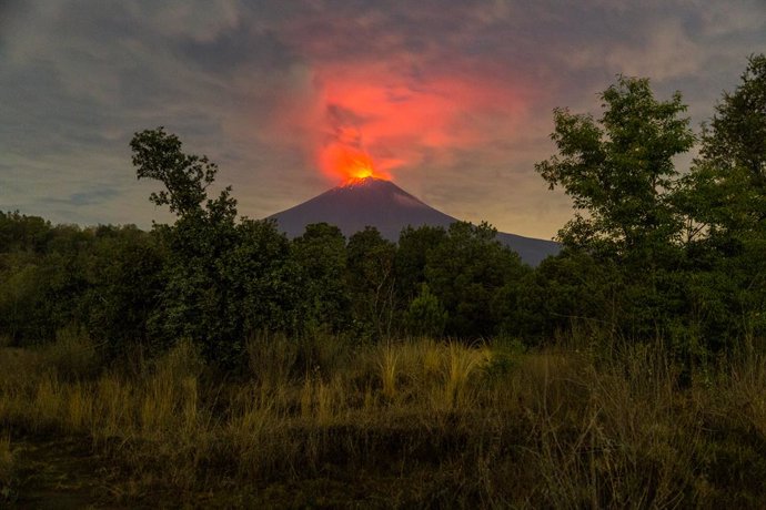 Archivo - 23 May 2023, Mexico, San Nicolas de Los Ranchos: Popocatepetl volcano spews ash and steam, as it's seen from the town of San Nicolas de Los Ranchos. Photo: Celacanto/