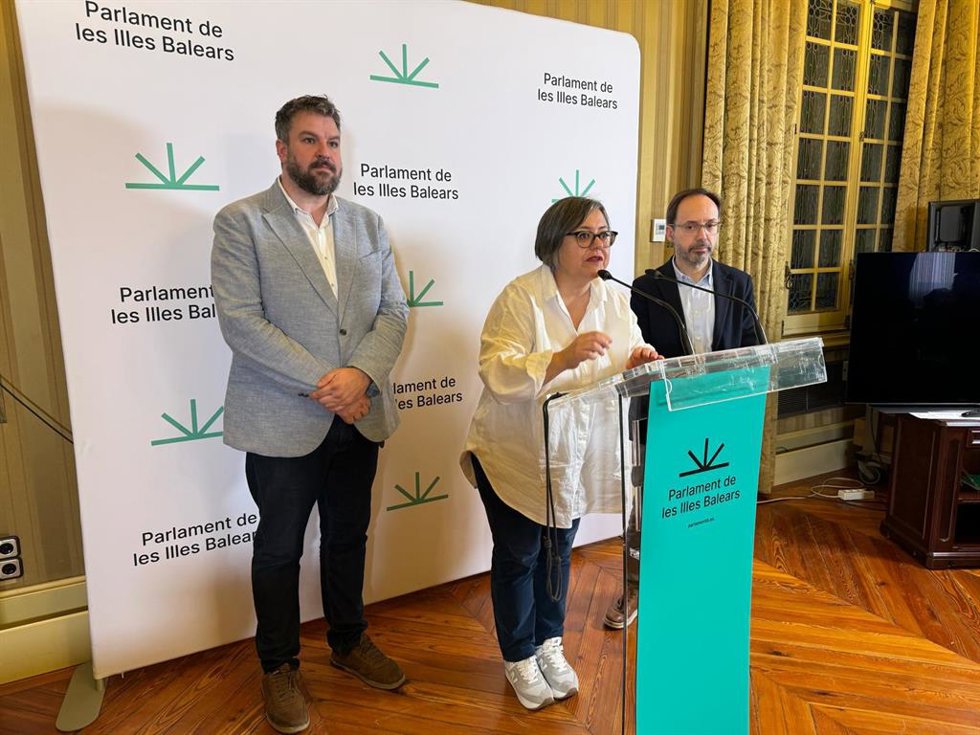 Los portavoces de MÉS per Mallorca, Lluís Apesteguia; de Més per Menorca, Josep Castells, y de Unidas Podemos, Cristina Gómez.