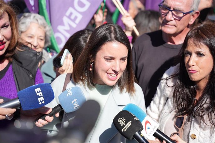 La secretaria política de Podemos, Irene Montero, este miércoles en Sevilla en declaraciones a los medios antes de participar en una manifestación por el Día de Andalucía.