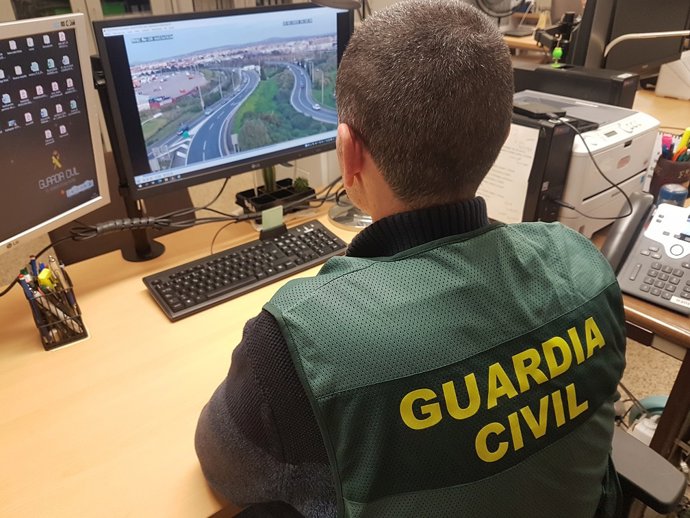 Agente de la Guardia Civil visionando cámaras de tráfico
