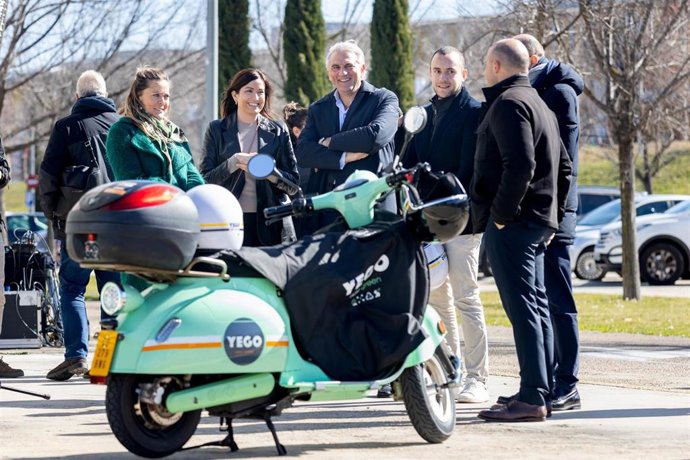 La consejera de Medio Ambiente y Movilidad, Tatiana Gaudes, presenta la prueba piloto que la empresa de motos eléctricas compartidas Yego va a realizar a partir del 1 de marzo en Zaragoza.