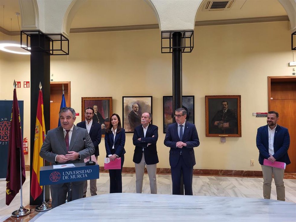 El consejero de Medio Ambiente, Universidades, Investigación y Mar Menor, Juan María Vázquez, intervino en la presentación de la primera microcredencial universitaria.
