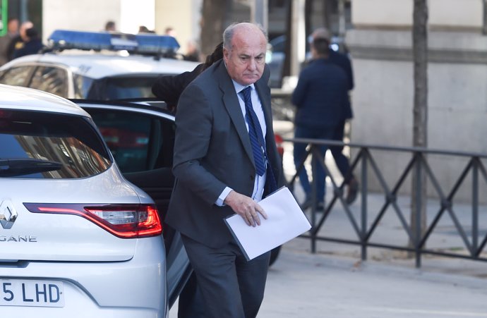 El juez Manuel García Castellón sale de un vehículo para entrar en la Audiencia Nacional, a 20 de febrero de 2024, en Madrid (España).