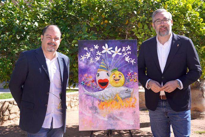 El alcalde de Santomera, Víctor Martínez, acompañado del pintor José Miguel Muñoz, ha presentado este miércoles el cartel anunciador de Santomera como Municipio de Llegada del Entierro de la Sardina