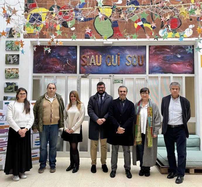 El conseller de Educación y Universidades, Antoni Vera, visita el CEIP Costa i Llobera de Prtol