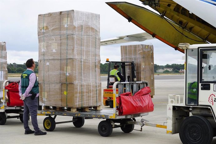 Archivo - Llegada al aeropuerto de Palma de un cargamento de material sanitario.