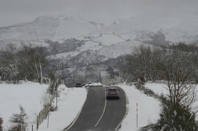 Dos coches circulan por un paisaje nevado, a 24 de febrero de 2024, en Chandrexa de Queixa, Ourense, Galicia (España). 