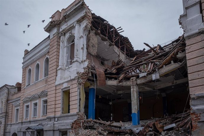 Archivo - Un edificio dañado por los bombardeos rusos sobre la ciudad de Kupiansk, en la provincia ucraniana de Járkov.