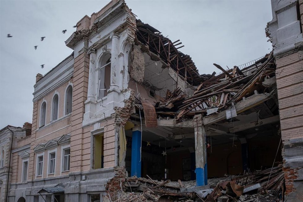 Archivo - Un edificio dañado por los bombardeos rusos sobre la ciudad de Kupiansk, en la provincia ucraniana de Járkov.