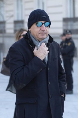 El empresario Juan Carlos Cueto llega a la Audiencia Nacional para declarar, a 28 de febrero de 2024, en Madrid (España). El juez, Ismael Moreno, que investiga el presunto cobro de comisiones ilegales por la venta de material sanitario durante la pandem