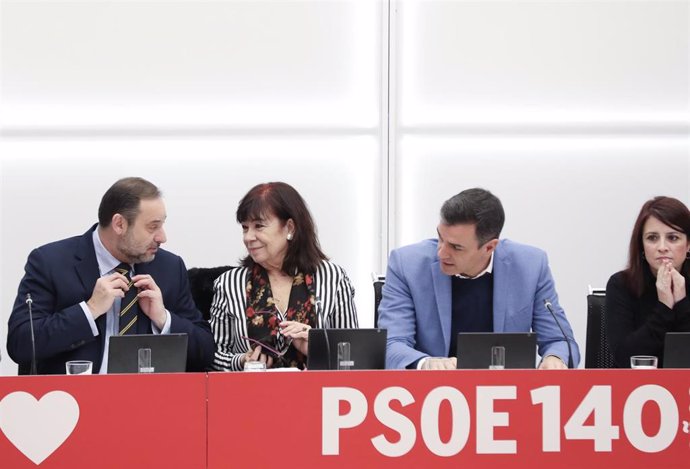 Archivo - El secretario de Organización del PSOE y ministro de Transportes, Movilidad y Agenda Urbana, José Luis Ábalos; el presidente del Gobirerno y secretario general del PSOE, Pedro Sánchez en  enero de 2020.