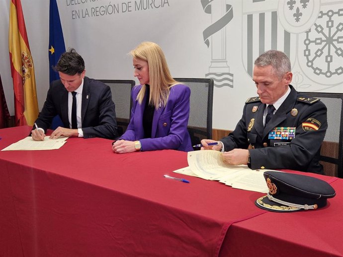 Mariola Guevara, acompañada por el alcalde de la localidad, José Ángel Alfonso, y el jefe Superior de Policía, Ignacio del Olmo, firman el protocolo