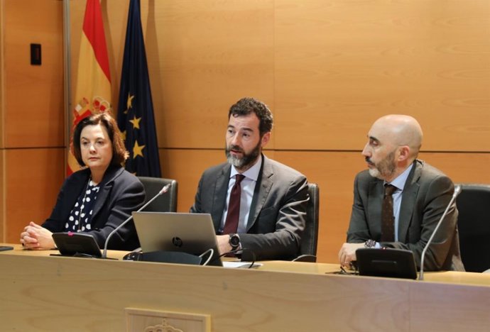 El secretario general de Transporte Aéreo y Marítimo, Benito Núñez (en el centro de la foto), flanqueado por la directora de AESA, Montserrat Mestres, y el director general de Aviación Civil, David Benito.