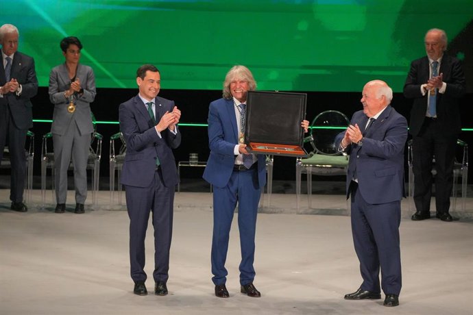 El cantaor flamenco, José Mercé, tras recibir el título de Hijo Predilecto en el Maestranza de manos del presidente de la Junta, Juanma Moreno, y el presidente del Parlamento de Andalucía, Jesús Aguirre.