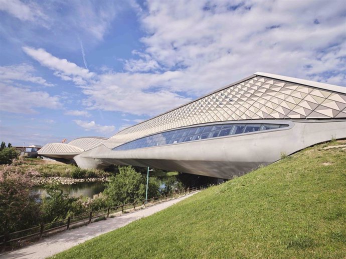 El Pabellón Puente de Zaha Hadid acoge Mobility City.