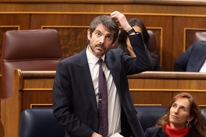 El ministro de Cultura, Ernest Urtasun, interviene durante una sesión de control al Gobierno, en el Congreso de los Diputados, a 28 de febrero de 2024, en Madrid (España). La implicación de Koldo García Izaguirre, que fue asesor del exministro socialist