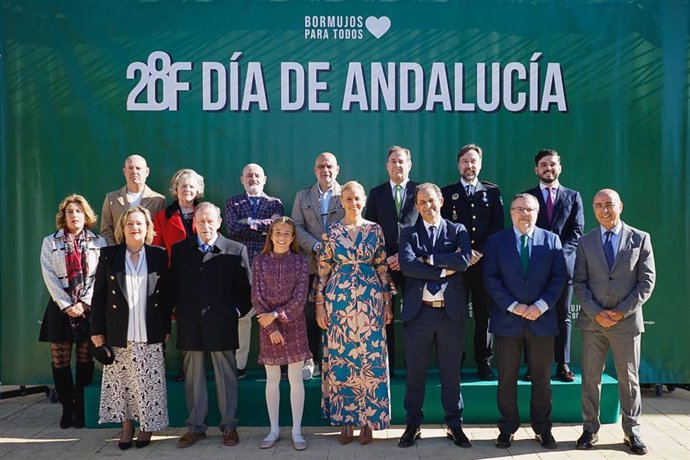 Foto de familia de los premiados por el Ayuntamiento de Bormujos con ocasión del 28F.
