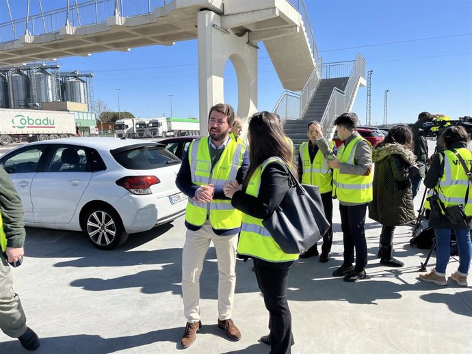 El vicepresidente de la Junta de Castilla y León, Juan García Gallardo, durante su visita a las instalaciones de Cobadu en Moraleja del Vino (Zamora).