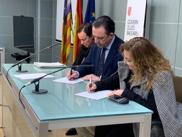 El conseller de Empresa, Empleo y Energía, Alejandro Sáenz de San Pedro, y la directora académica de Programas Next Generation de EAE Business School, Montserrat Civera, firman el nuevo convenio de formación para la transformación digital.