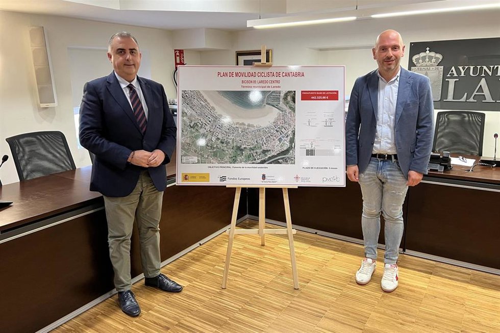 El consejero de Fomento, Roberto Media, y el alcalde de Laredo, Miguel González, en la presentación del carril bici 'Laredo centro'