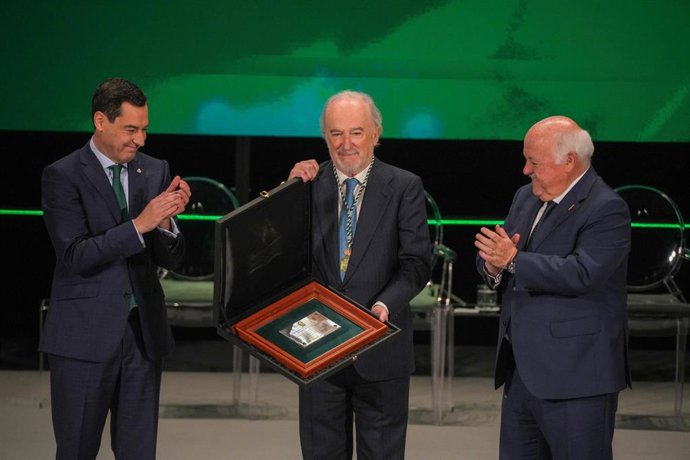 El director de la RAE, Santiago Muñoz Machado, con el presidente de la Junta de Andalucía, Juanma Moreno, y el presidente del Parlamento de Andalucía, Jesús Aguirre, tras recoger el título de Hijo Predilecto.