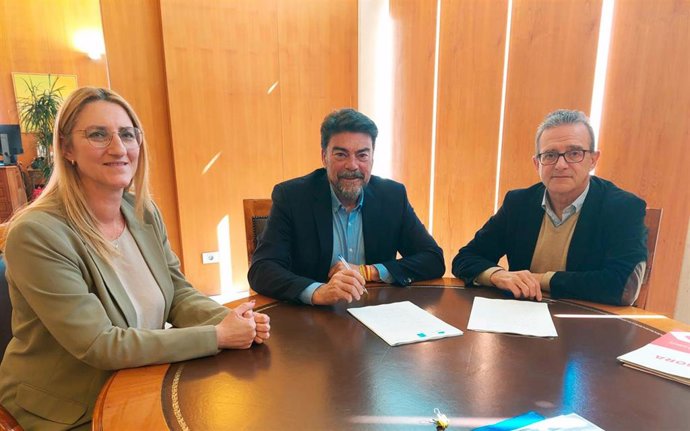 El secretario autonómico de Empleo, Antonio Galvañ, el alcalde de Alicante, Luis Barcala, y la concejala de Empleo y Fomento, Mari Carmen de España.