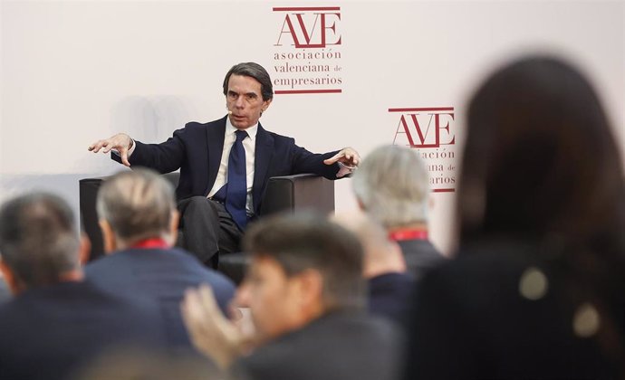 El expresidente del Gobierno y presidente de la Fundación FAES, José María Aznar, interviene durante la asamblea general de la Asociación Valenciana de Empresarios (AVE), en la Alquería del Basket