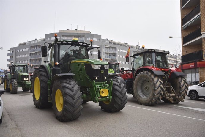 Los tractores de los agricultores se concentran por carreteras de la provincia de Huesca