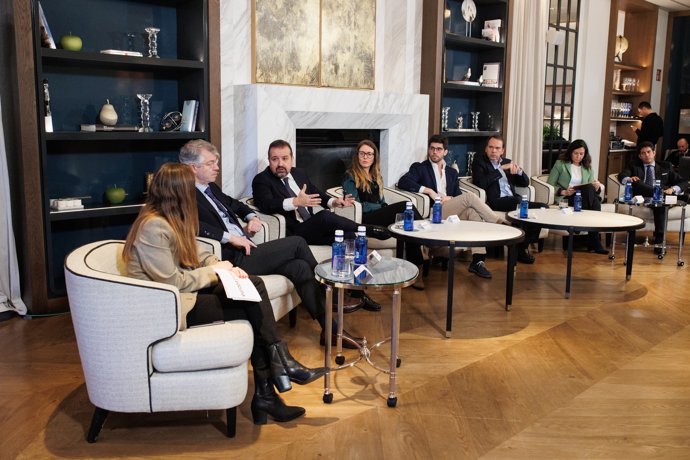 (I-D) La directora de Desarrollo de Negocio de Europa Press, Candelas Martín de Cabiedes, el director académico del Program for Management Development de Esade Executive Education, Alberto Alonso Poza, el director de Comunicación Externa y Redes Sociale