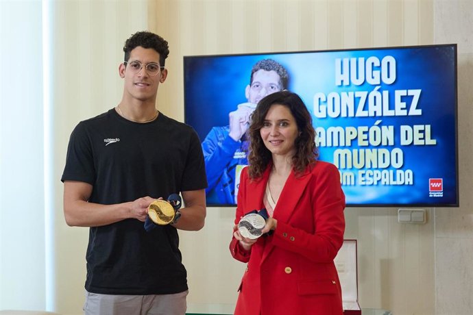 Ayuso homenajea a Hugo González: "Ha hecho historia y se ha incorporado al elenco de los número uno"