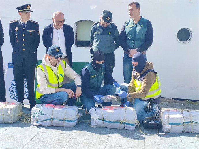 Realización del 'narcotest' por parte de funcionarios de Policía Nacional, Vigilancia Aduanera y Guardia Civil en el Puerto de Vigo, tras la descarga de unos 200 kilos de cocaína interceptados en un velero a 500 millas de Canarias.
