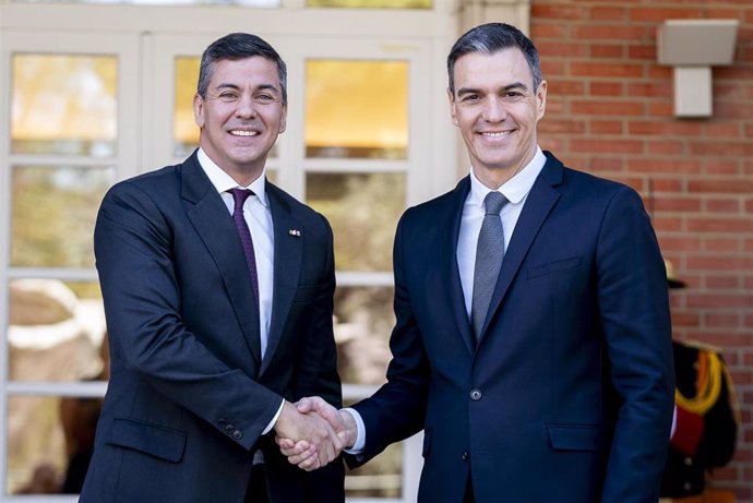 El presidente del Gobierno, Pedro Sánchez (d), recibe al presidente de la República de Paraguay, Santiago Peña (i), en el Complejo de la Moncloa