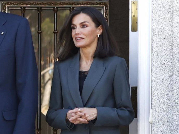 La Reina Letizia posa para los medios durante el almuerzo ofrecido en el Palacio de la Zarzuela, a 28 de febrero de 2023, en Madrid (2024).