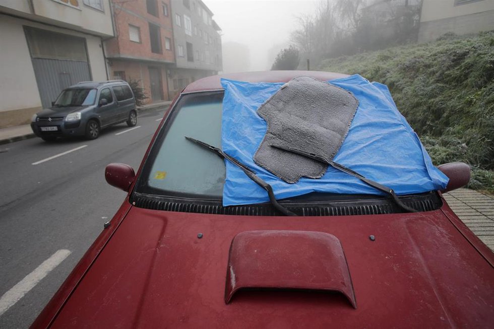 Archivo - La luna del coche cubierta contra el frío en el municipio de Becerreá, donde la temperatura ha caído hasta los -5C, a 23 de enero de 2023, en Becerreá, Lugo, Galicia (España). 