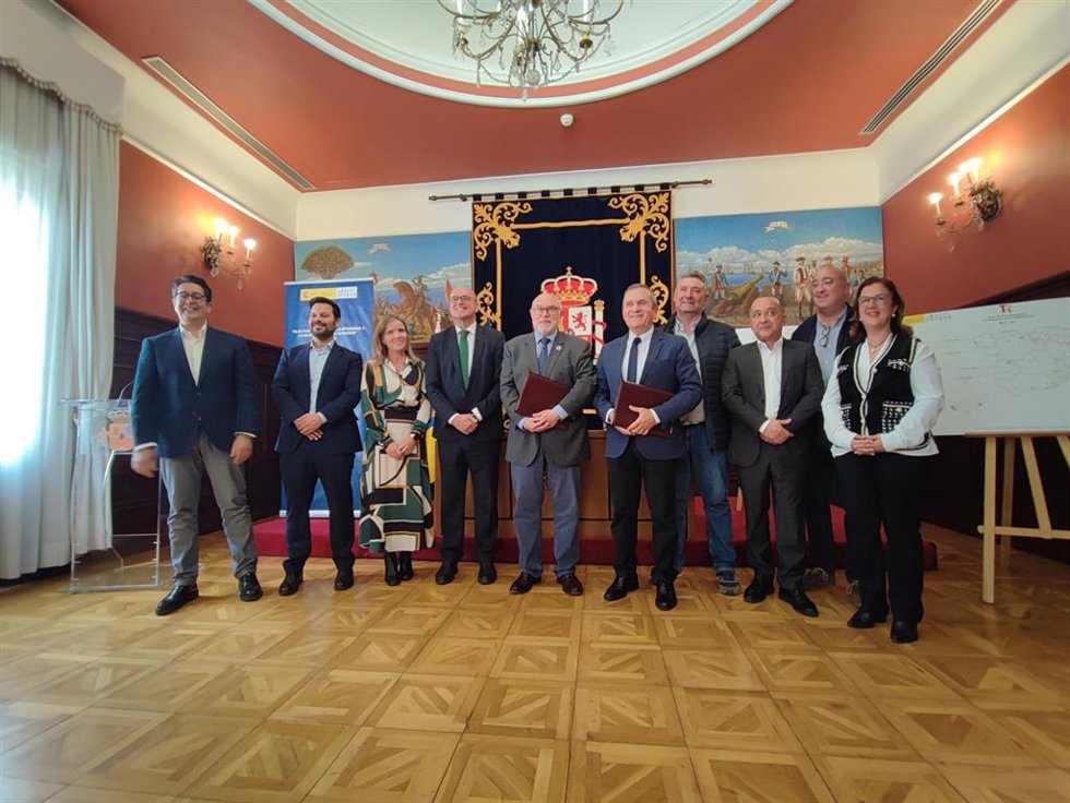Foto de familia tras la firma de la adenda por la que el Ministerio de Agricultura, Pesca y Alimentación invierte más de 10 millones de euros en el uso de aguas regeneradas en los regadíos de Tenerife