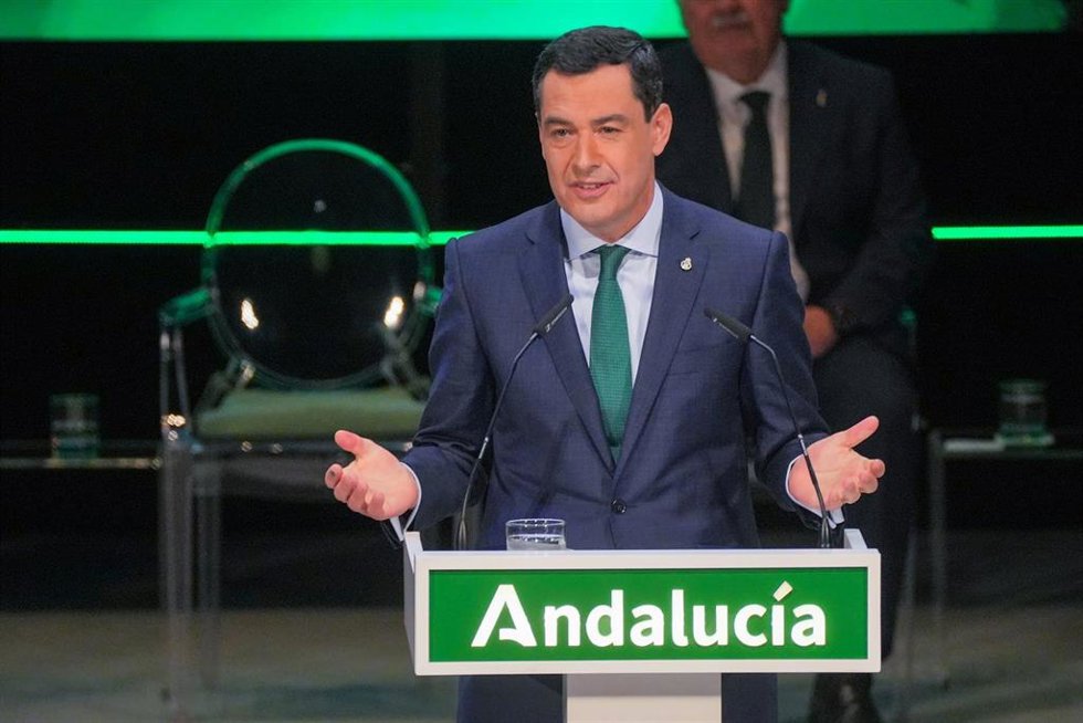 El presidente de la Junta, Juanma Moreno, durante su intervención en el acto. A 28 de febrero de 2024, en Sevilla (Andalucía, España). Entrega de los títulos de Hijo Predilecto y las Medallas de Andalucía 2024 con motivo del Día de Andalucía.
