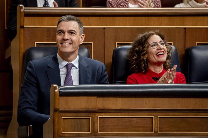 El presidente del Gobierno, Pedro Sánchez, y la vicepresidenta primera y ministra de Hacienda, María Jesús Montero, durante la sesión plenaria en el Congreso de los Diputados, a 21 de febrero de 2024, en Madrid (España).