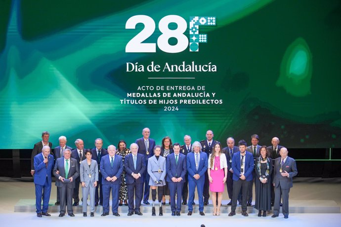 Foto de familia de los premiados en el 28F, Día de Andalucía, de 2024