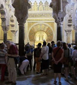 Archivo - Turistas ante el mihrab de la Mezquita-Catedral de Córdoba.