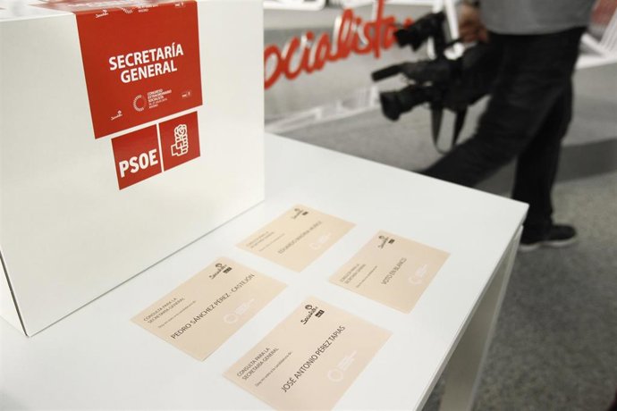 Archivo - Recurso de urna para la consulta a la militancia para la elección del Secretario General del PSOE papeleta voto