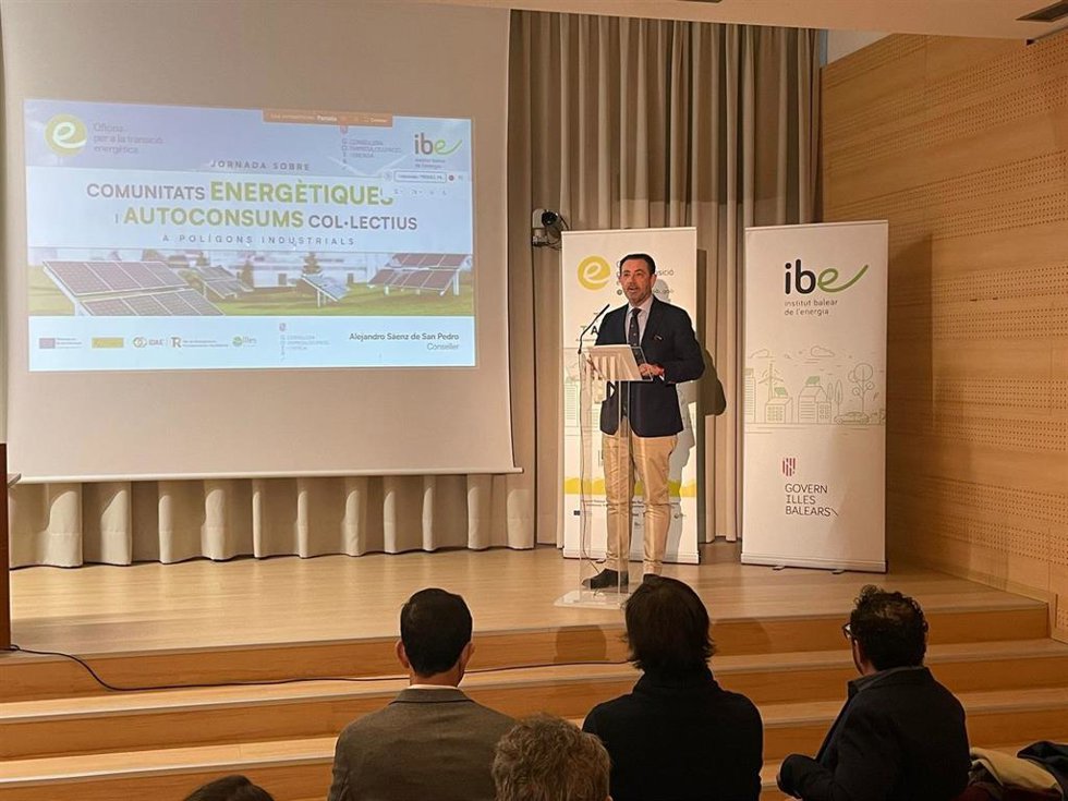 El conseller de Empresa, Empleo y Energía, Alejandro Sáenz de San Pedro, en la inauguración de una jornadas sobre autoconsumo energético en polígonos industriales.