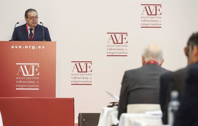 El presidente de la Asociación Valenciana de Empresarios (AVE), Vicente Boluda, interviene durante la asamblea general de la Asociación Valenciana de Empresarios (AVE), en la Alquería del Basket