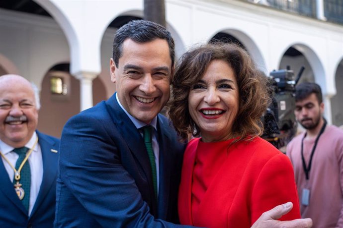 La vicepresidenta primera del Gobierno y ministra de Hacienda, María Jesús Montero, saluda al presidente de la Junta de Andalucía, Juanma Moreno, a 28 de febrero de 2024 en Sevilla, Andalucía (España). 