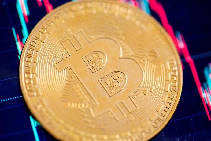 Archivo - FILED - 22 May 2023, Berlin: A coin bearing the logo of the bitcoin cryptocurrency lies on a table. Photo: Fernando Gutierrez-Juarez/dpa