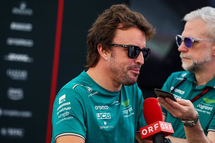 Archivo - El piloto español de Fórmula 1 Fernando Alonso (Aston Martin) atiende a los medios de comunicación. 