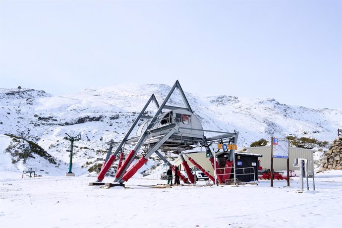 Archivo - Unos telesillas de la estación de esquí y montaña de Alto Campoo.- Archivo