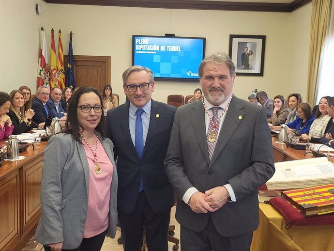 El presidente de la DPT, Joaquín Juste, con los nuevos diputados provinciales, Silvia Quílez y Juan Carlos Cruzado (PP).