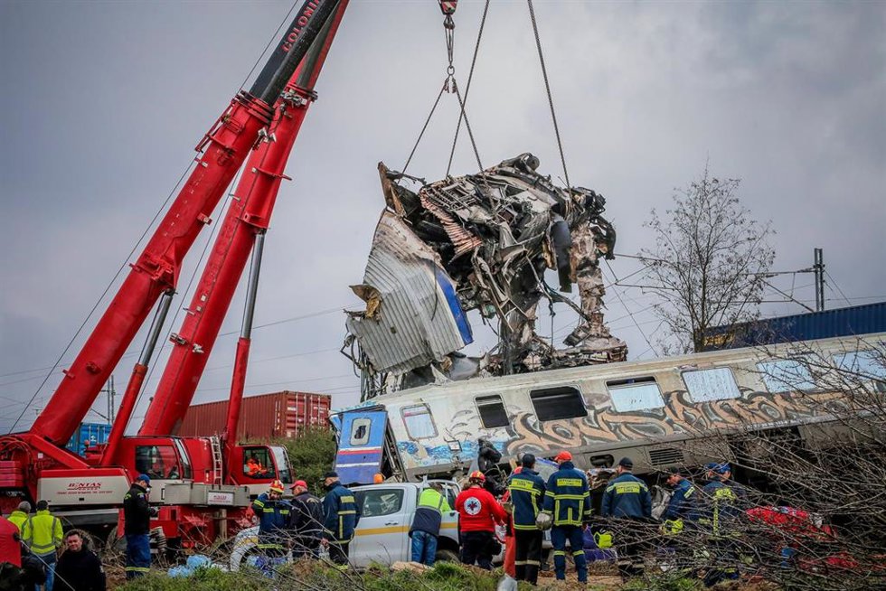 Archivo - Trabajos de búsqueda y rescate tras la colisión de dos trenes en febrero de 2023 en Grecia.