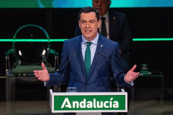 El presidente de la Junta de Andalucía, Juanma Moreno, durante su intervención en el acto de entrega de las Medallas de Andalucía y los títulos de Hijos Predilectos, en el Teatro de la Maestranza.