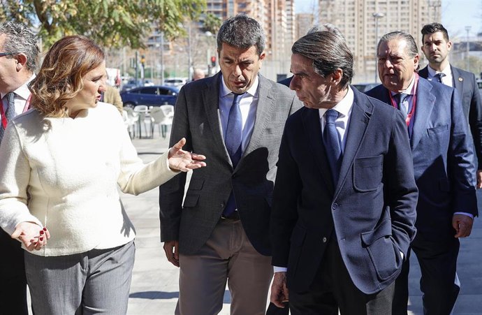(I-D) La alcaldesa de Valencia, María José Catalá; el presidente de la Generalitat, Carlos Mazón; el expresidente del Gobierno, José María Aznar, y el presidente de la AVE, Vicente Boluda, a su llegada a la asamblea general de AVE